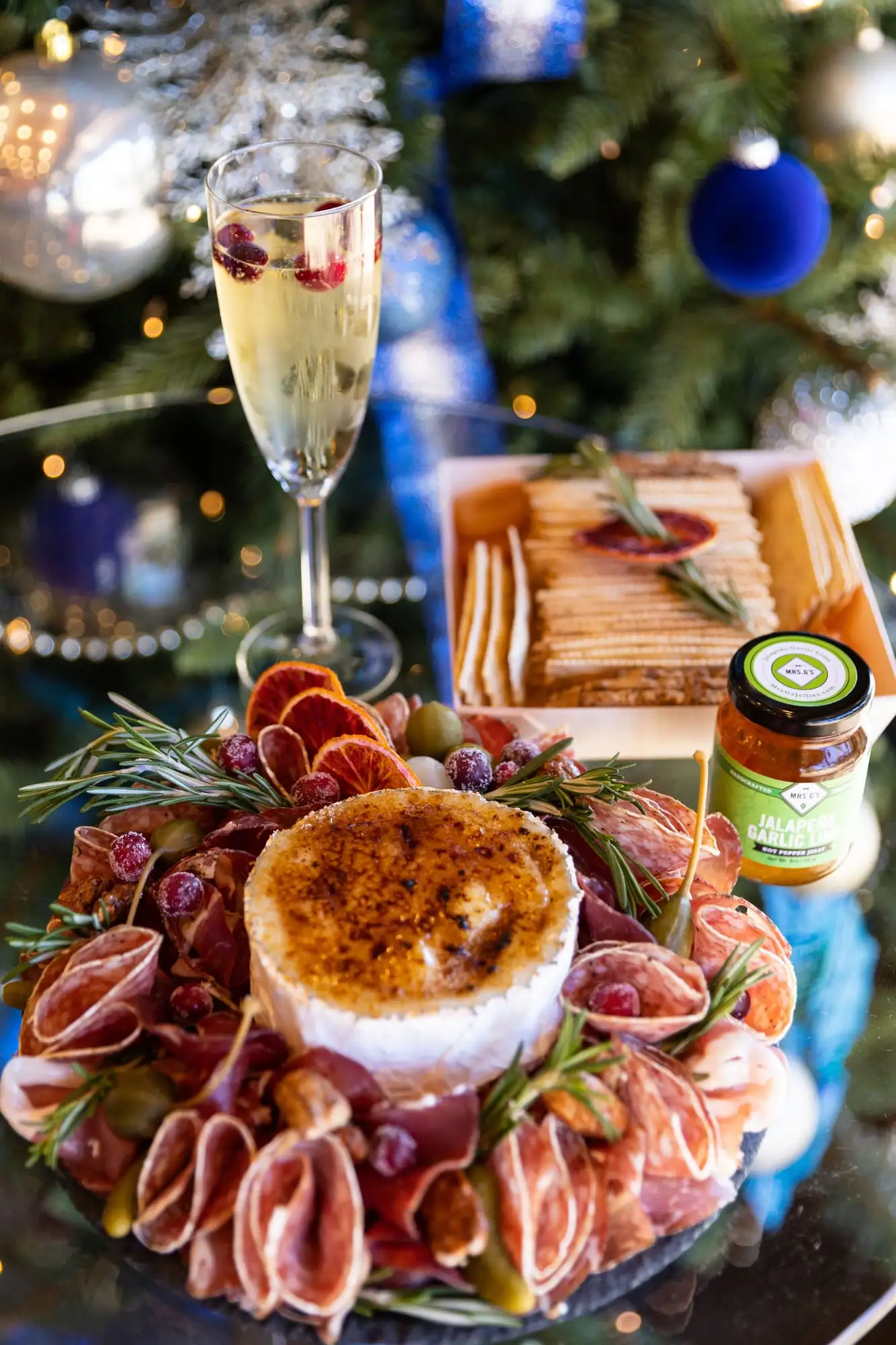 Round charcuterie wreath with cured meats, rosemary and cranberries (view 5)