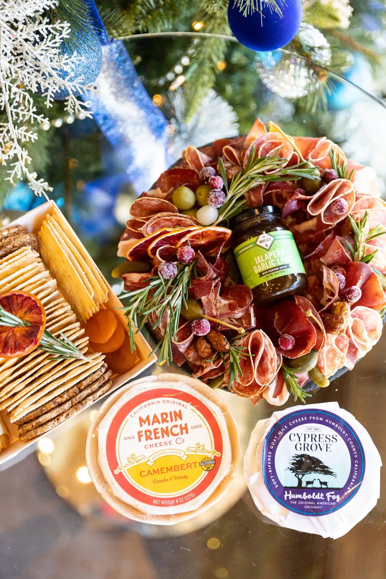 Round charcuterie wreath with cured meats, rosemary and cranberries (view 2)