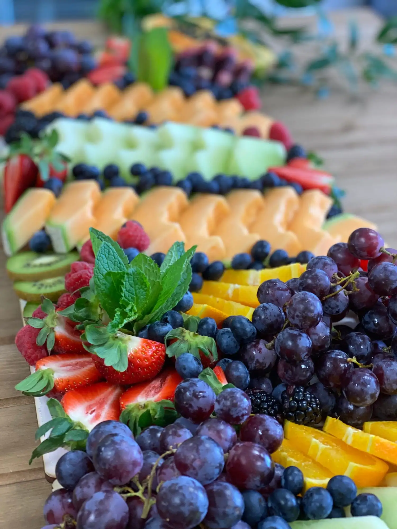 Long display of fresh seasonal fruit for 20 to 25 guests (view 4)