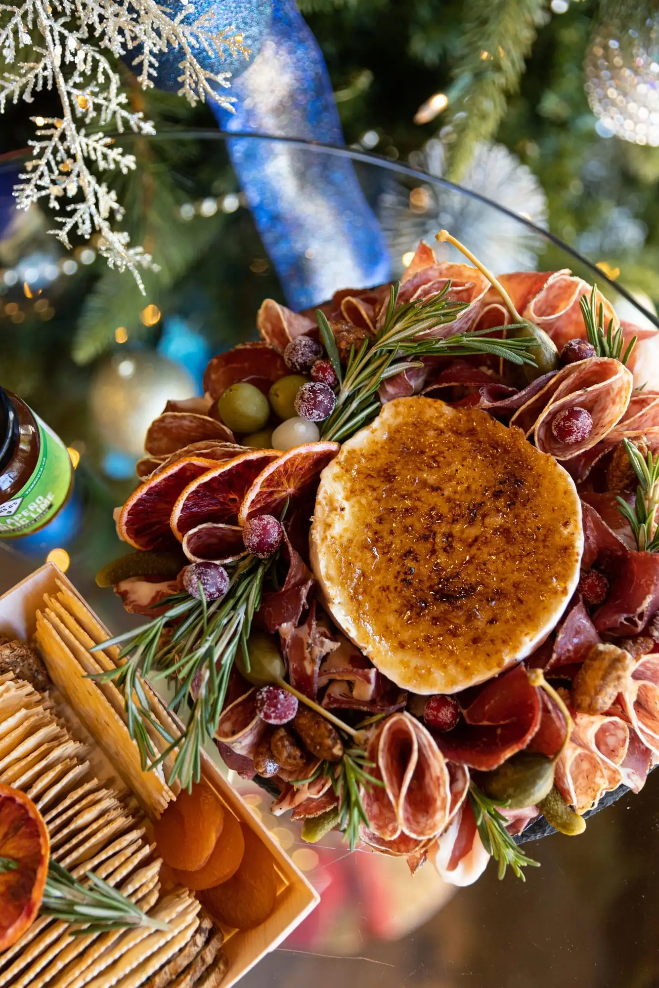 Round charcuterie wreath with cured meats, rosemary and cranberries (view 4)